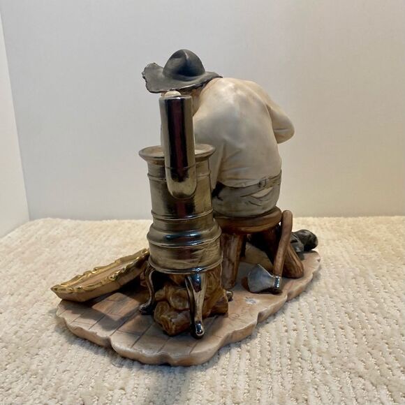 Vintage Pucci Bisque Sculpture “For Want of a Patch” 2405 Extremely Rare/Unique - Picture 8 of 15